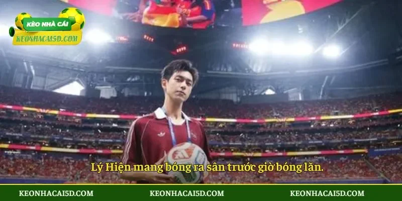 Gương Mặt Châu Á Đặc Biệt Lý Hiện Tại World Cup 2 Lý Hiện mang bóng ra sân trước giờ bóng lăn.