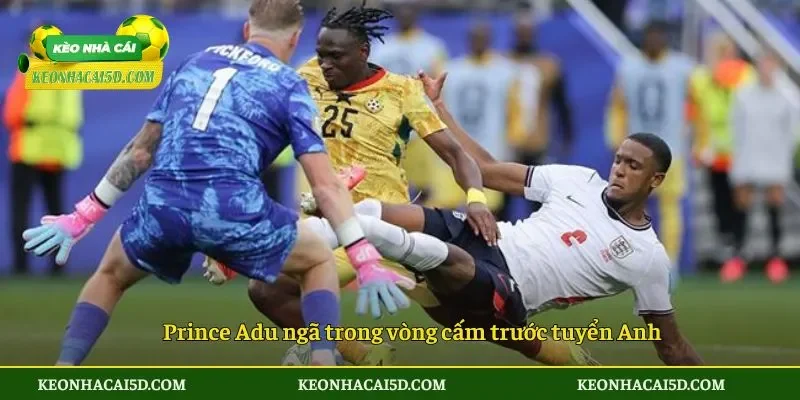 Prince Adu ngã trong vòng cấm trước tuyển Anh