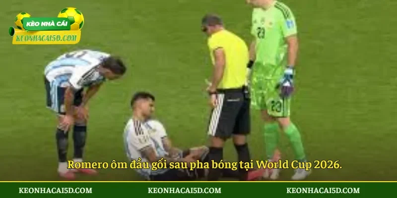 Cristian Romero chấn thương khiến Argentina lo lắng tại World Cup 2026 4 Romero ôm đầu gối sau pha bóng tại World Cup 2026.