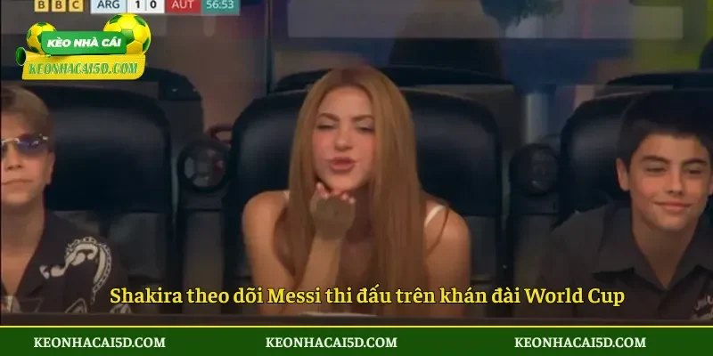 Shakira chúc mừng Messi sau cột mốc lịch sử tại World Cup 2026 3 Shakira theo dõi Messi thi đấu trên khán đài World Cup